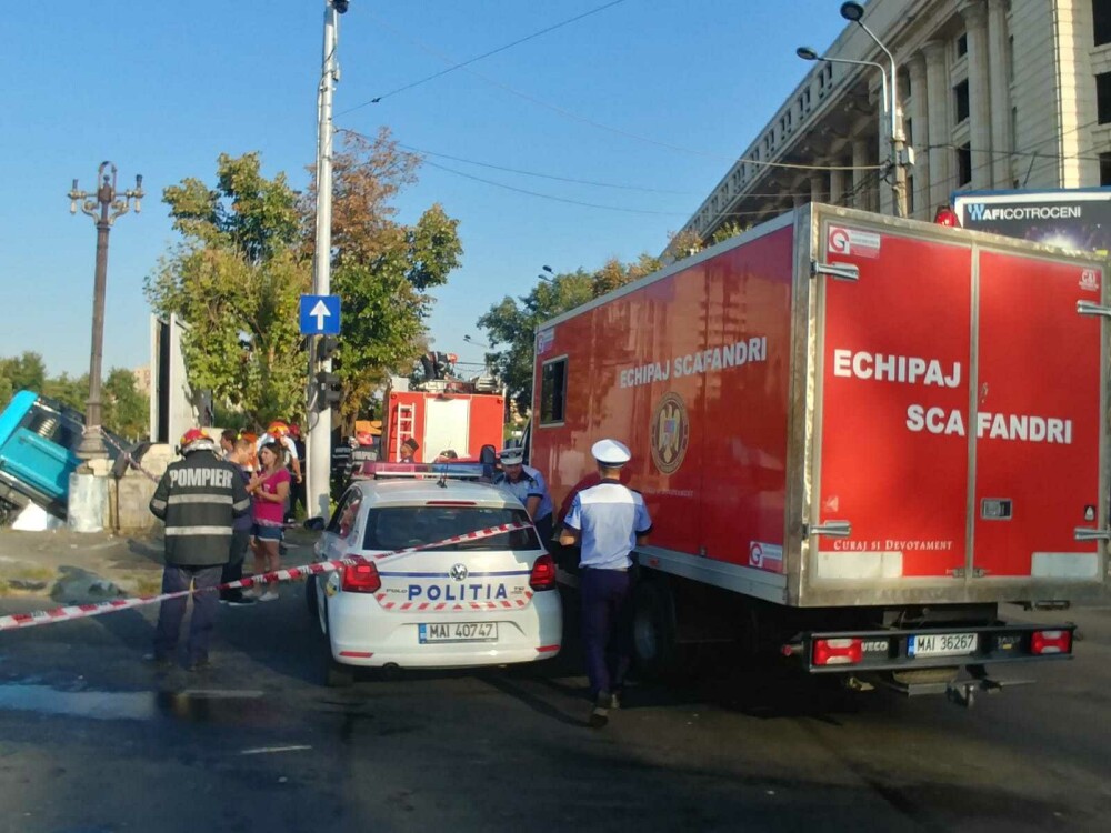 Un autobuz STB a căzut în râul Dâmbovița în urma unui accident rutier. Cine era în autovehicul - Imaginea 9