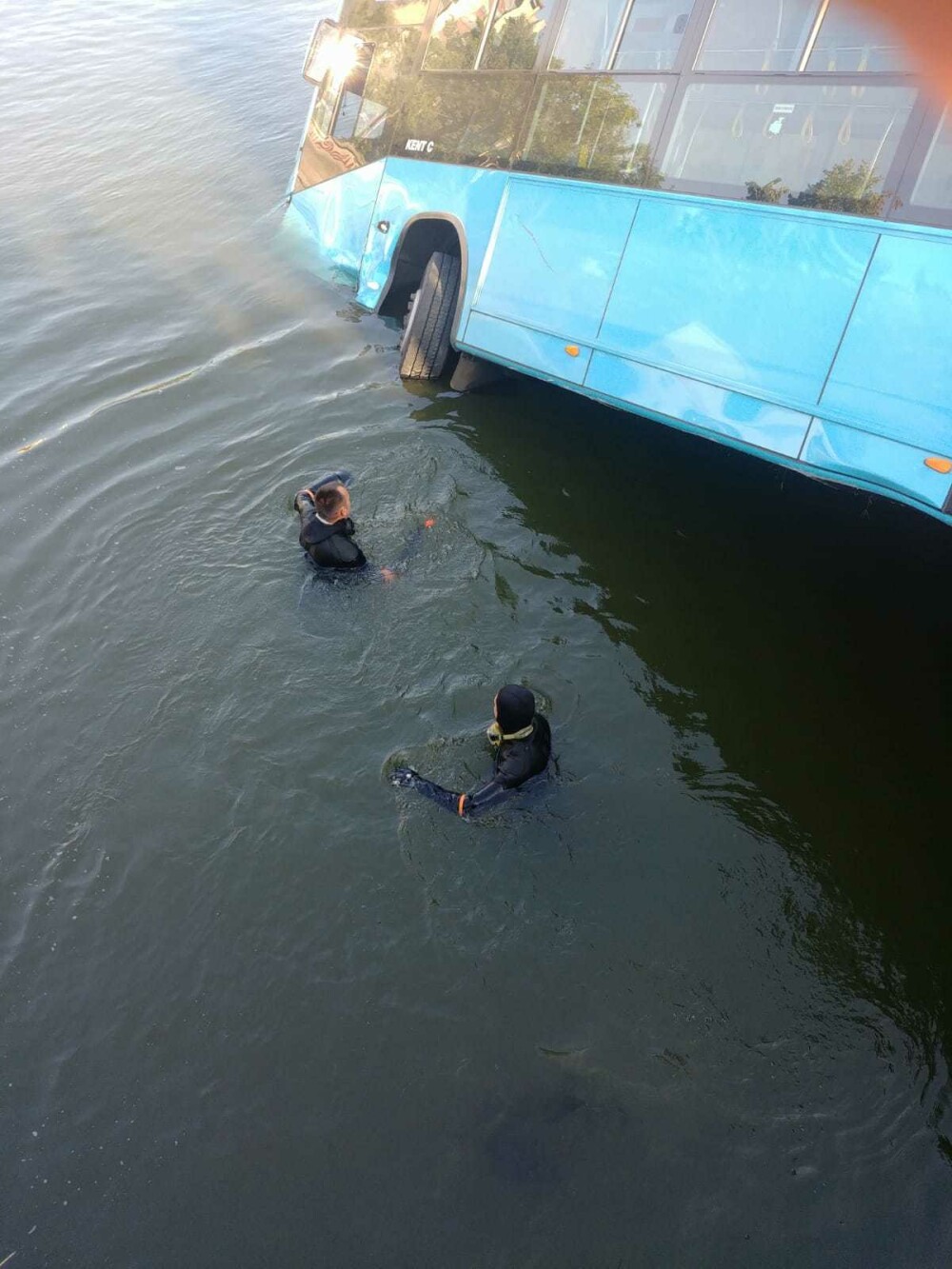 Un autobuz STB a căzut în râul Dâmbovița în urma unui accident rutier. Cine era în autovehicul - Imaginea 8
