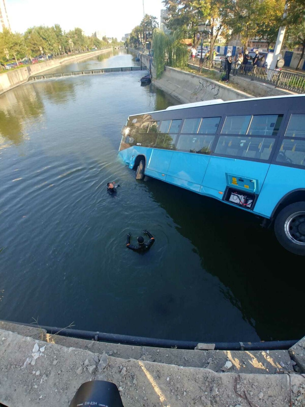 Un autobuz STB a căzut în râul Dâmbovița în urma unui accident rutier. Cine era în autovehicul - Imaginea 6