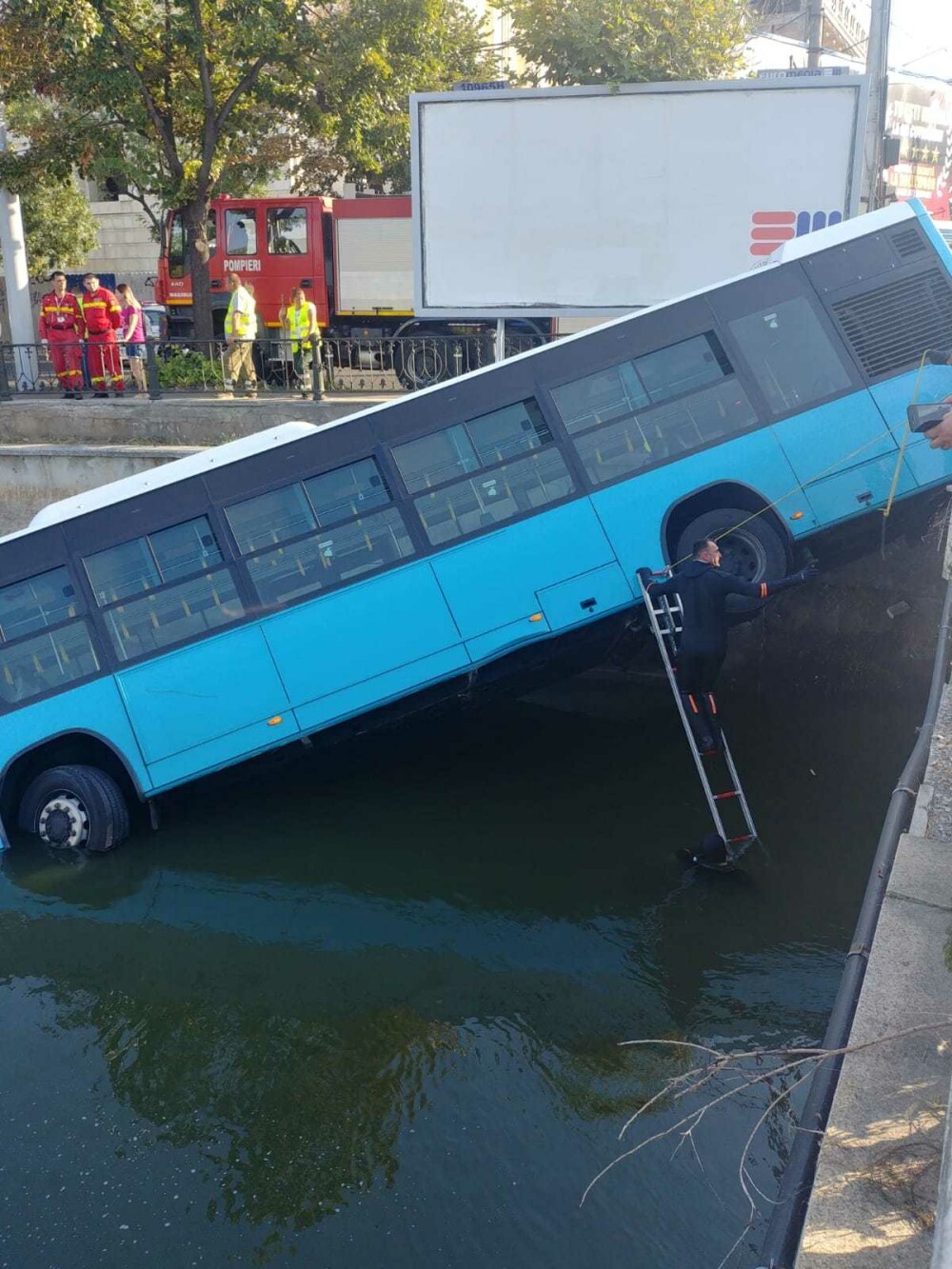 Un autobuz STB a căzut în râul Dâmbovița în urma unui accident rutier. Cine era în autovehicul - Imaginea 5