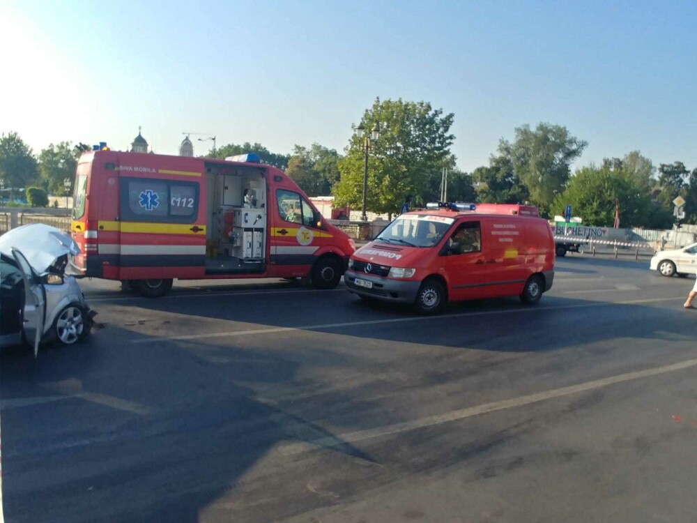 Un autobuz STB a căzut în râul Dâmbovița în urma unui accident rutier. Cine era în autovehicul - Imaginea 4
