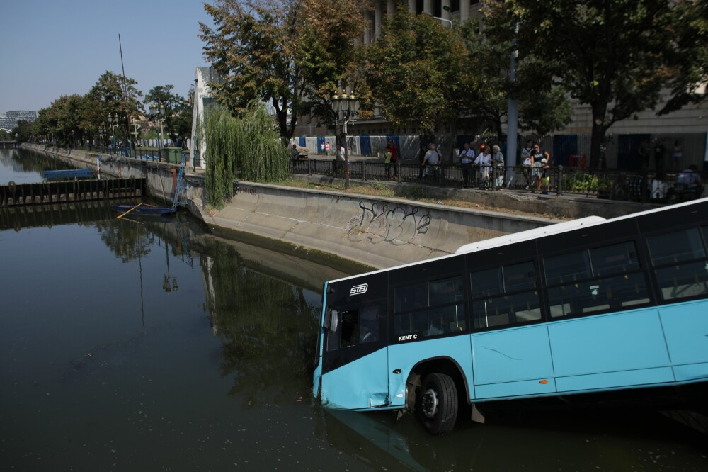 Ce a spus Gabriela Firea despre accidentul în care un autobuz STB a ajuns în Dâmboviţa - Imaginea 2