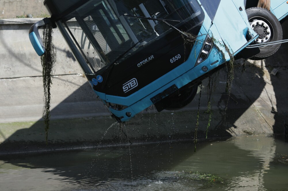 Un autobuz STB a căzut în râul Dâmbovița în urma unui accident rutier. Cine era în autovehicul - Imaginea 10