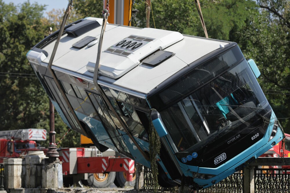 Un autobuz STB a căzut în râul Dâmbovița în urma unui accident rutier. Cine era în autovehicul - Imaginea 11
