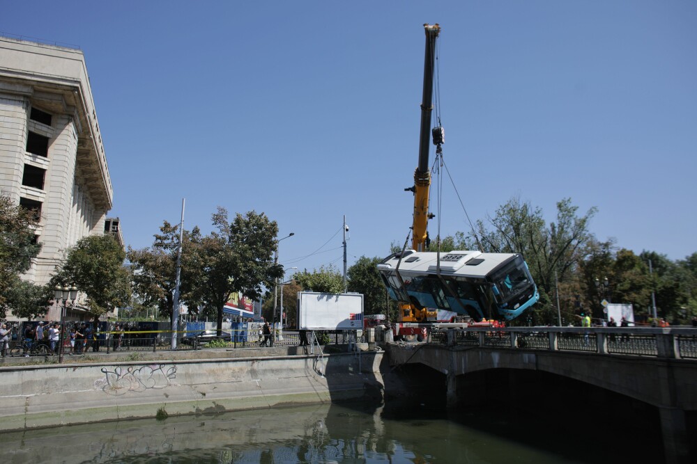 Un autobuz STB a căzut în râul Dâmbovița în urma unui accident rutier. Cine era în autovehicul - Imaginea 12