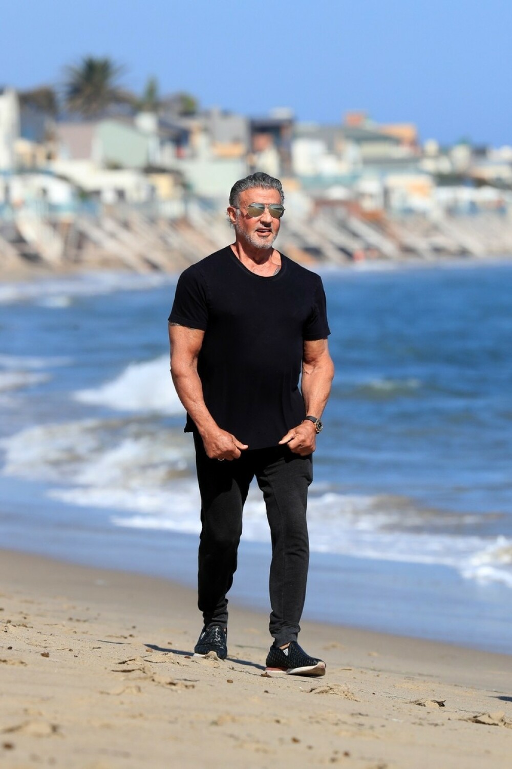 Sylvester Stallone, surprins la o plimbare pe plajă cu soția sa. Cum arată actorul la 74 de ani - Imaginea 7