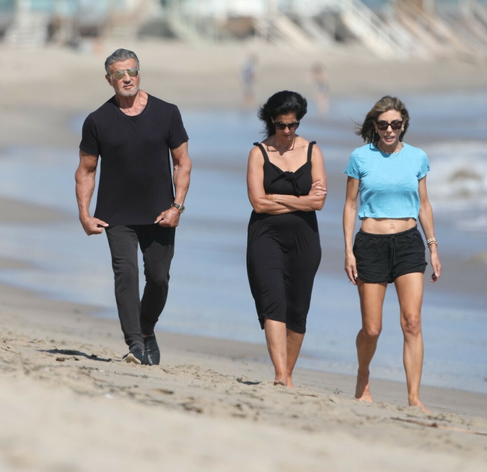Sylvester Stallone, surprins la o plimbare pe plajă cu soția sa. Cum arată actorul la 74 de ani - Imaginea 4