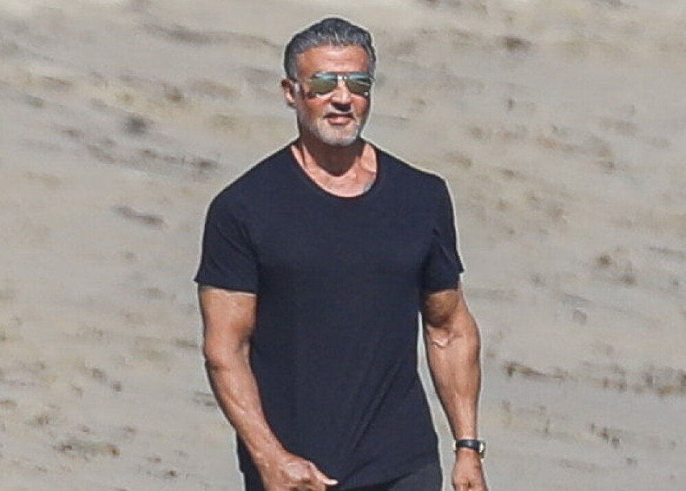Sylvester Stallone, surprins la o plimbare pe plajă cu soția sa. Cum arată actorul la 74 de ani - Imaginea 1