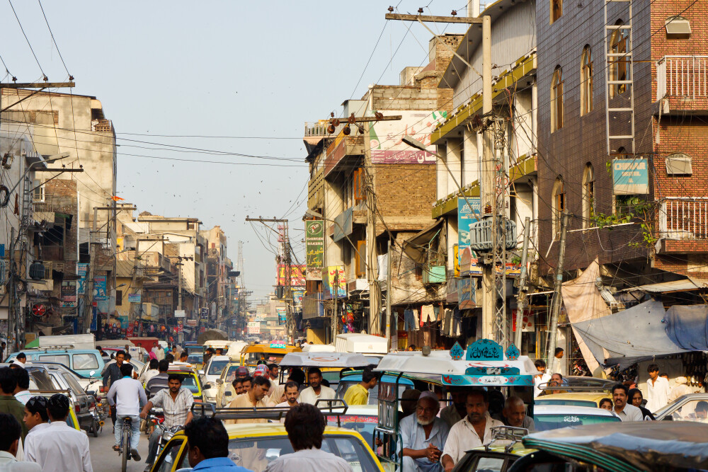 Carnagiu în Pakistan. Cel puţin 52 de oameni au murit într-un atentat sinucigaş în timpul unei reuniuni religioase - Imaginea 1