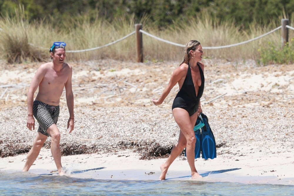 Kate Moss, la plajă în Ibiza alături de fiica ei și de iubitul cu 13 ani mai tânăr. FOTO - Imaginea 6