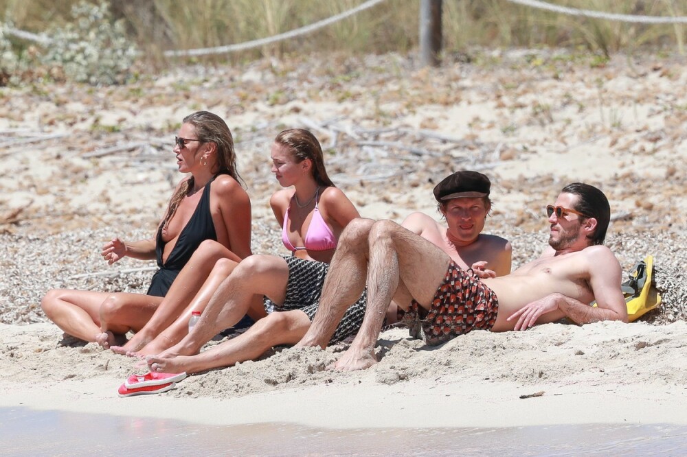 Kate Moss, la plajă în Ibiza alături de fiica ei și de iubitul cu 13 ani mai tânăr. FOTO - Imaginea 5