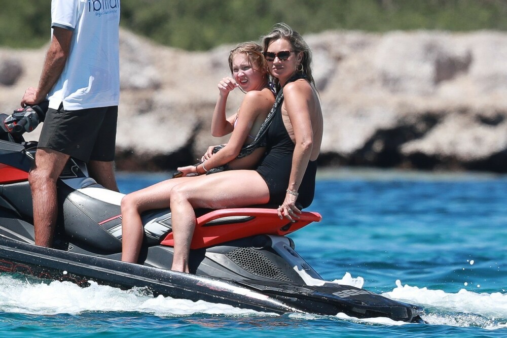 Kate Moss, la plajă în Ibiza alături de fiica ei și de iubitul cu 13 ani mai tânăr. FOTO - Imaginea 4