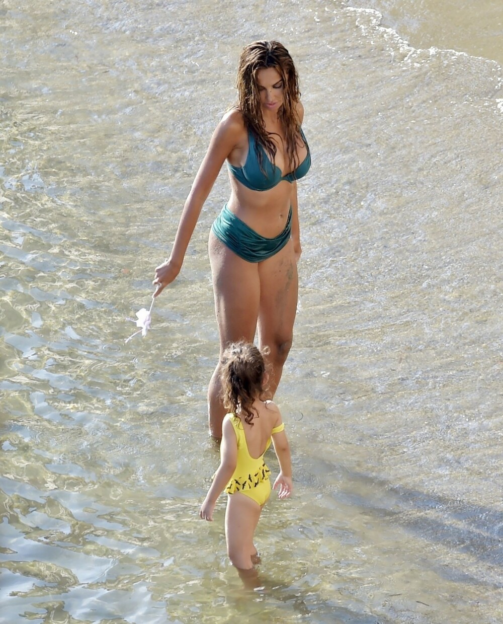 Mădălina Ghenea, fotografiată la plajă, în Portofino, alături de fiica ei și mai mulți prieteni - Imaginea 3