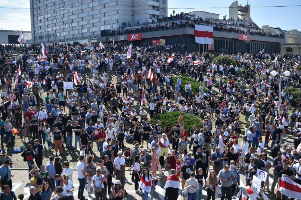 Mii de oameni au ieșit din nou în stradă la Minsk. Altar ridicat pentru tânărul care a murit la protestul de luni - Imaginea 1