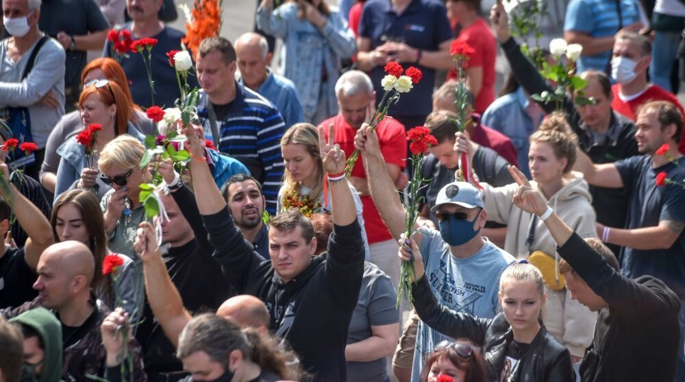 Mii de oameni au ieșit din nou în stradă la Minsk. Altar ridicat pentru tânărul care a murit la protestul de luni - Imaginea 7