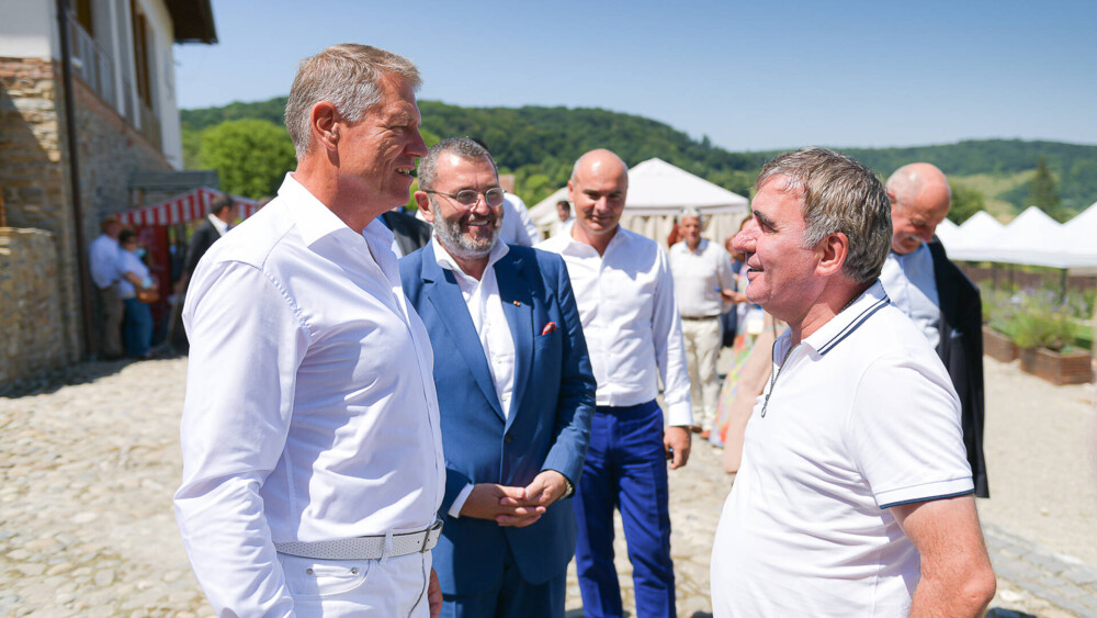 Klaus Iohannis s-a întâlnit cu Gheorghe Hagi la Festivalul ”Săptămâna Haferland” din Brașov GALERIE FOTO - Imaginea 1