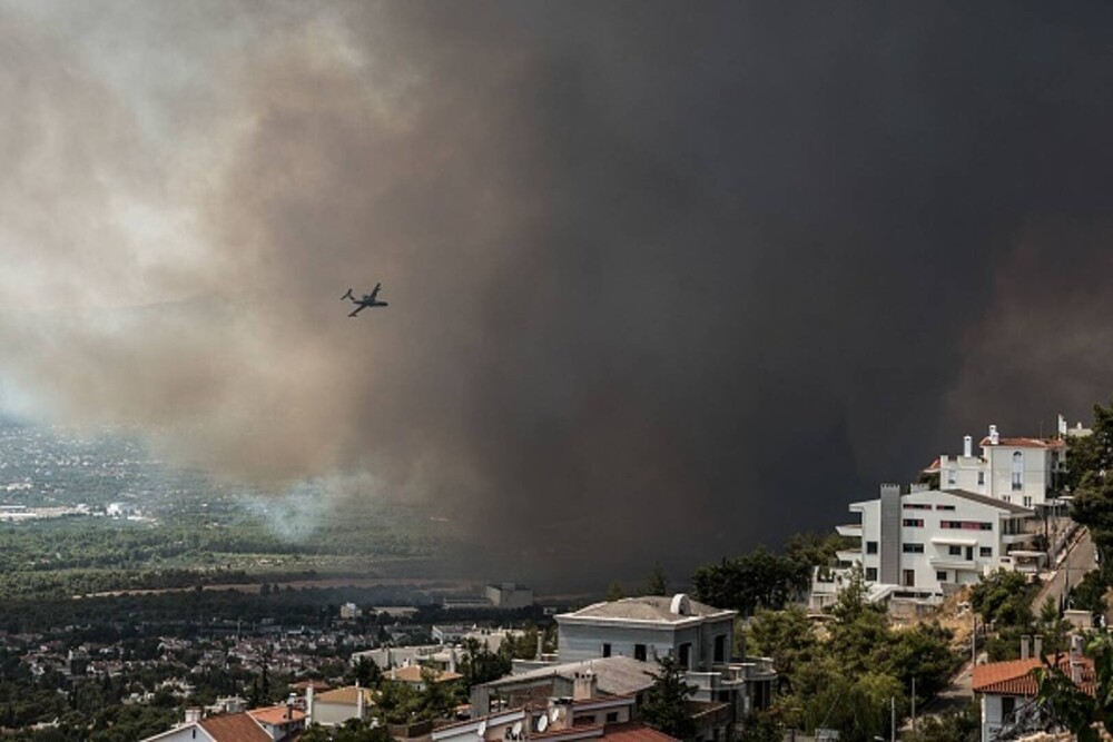 Teroare în Atena. Mai multe case au ars, două suburbii au fost evacuate. Valul de căldură a atins cote maxime - Imaginea 2