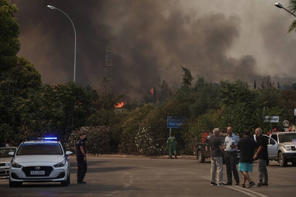 Teroare în Atena. Mai multe case au ars, două suburbii au fost evacuate. Valul de căldură a atins cote maxime - Imaginea 3