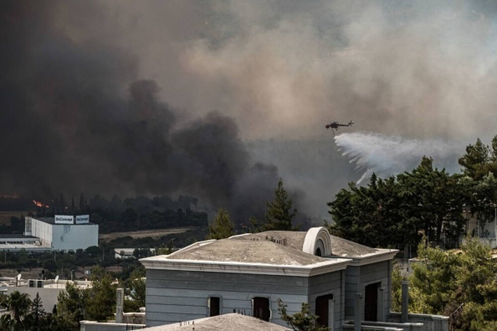 Teroare în Atena. Mai multe case au ars, două suburbii au fost evacuate. Valul de căldură a atins cote maxime - Imaginea 4