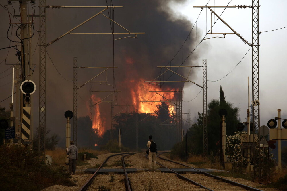 Teroare în Atena. Mai multe case au ars, două suburbii au fost evacuate. Valul de căldură a atins cote maxime - Imaginea 7