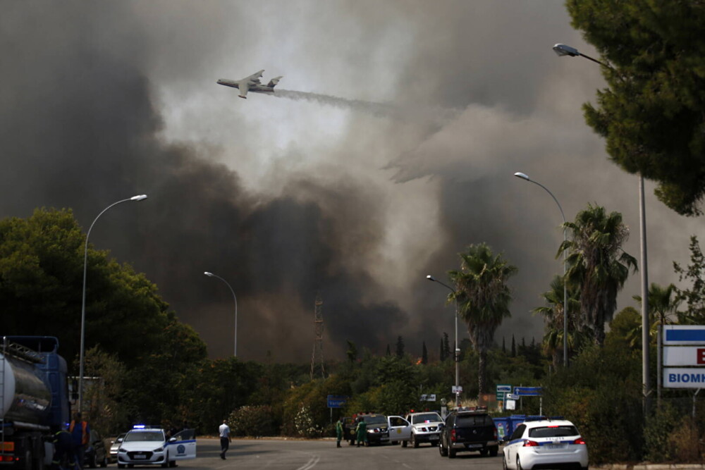 Teroare în Atena. Mai multe case au ars, două suburbii au fost evacuate. Valul de căldură a atins cote maxime - Imaginea 8