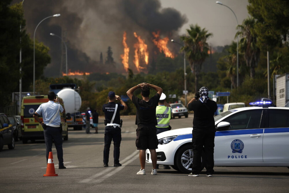 Teroare în Atena. Mai multe case au ars, două suburbii au fost evacuate. Valul de căldură a atins cote maxime - Imaginea 10