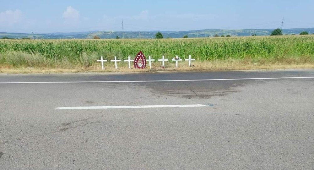 „Cea mai tristă imagine”. Șapte cruci albe la locul accidentului înfiorător din județul Bacău - Imaginea 1
