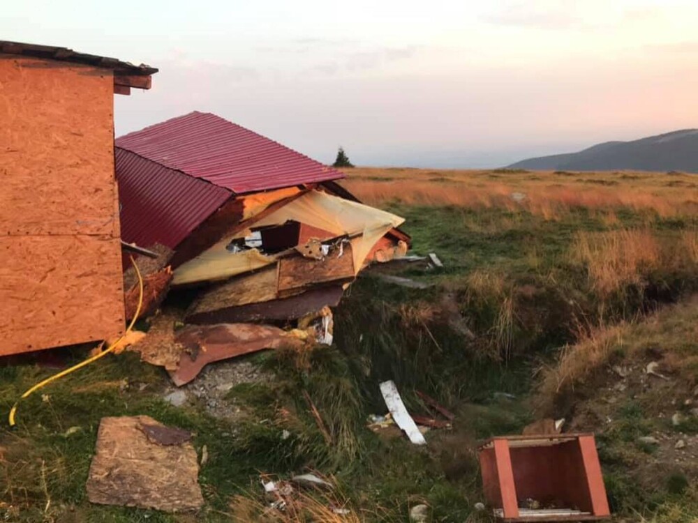 Dezastru pe Transalpina, după furtună: Rulotele și chioșcurile comercianților au fost luate de vânt. GALERIE FOTO și VIDEO - Imaginea 4