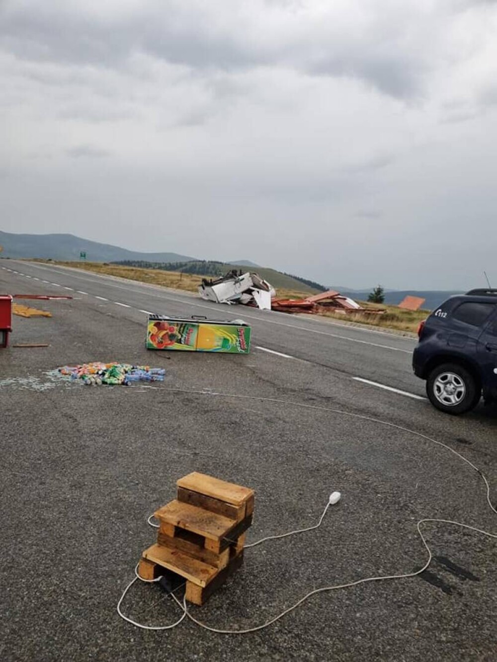 Dezastru pe Transalpina, după furtună: Rulotele și chioșcurile comercianților au fost luate de vânt. GALERIE FOTO și VIDEO - Imaginea 6