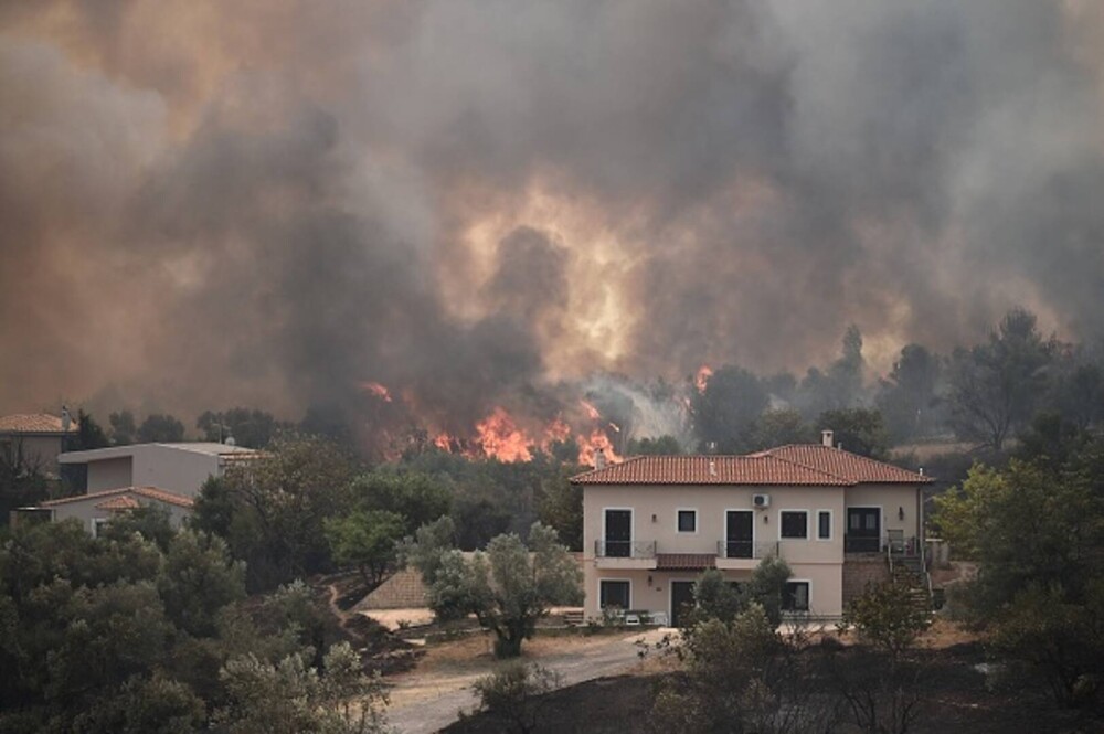 Furtuni de foc şi explozii în Grecia. Premierul: ”Situaţia este critică, pregătiţi-vă de noi zile grele!