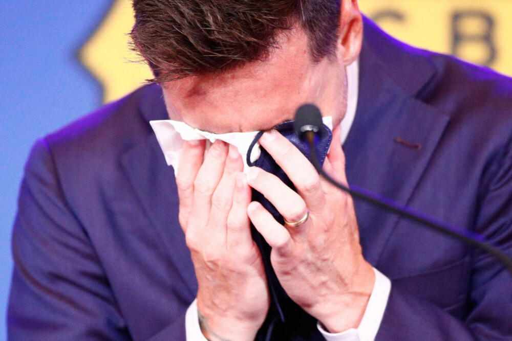 1 milion de dolari pentru batista cu care Messi și-a șters lacrimile la conferința de adio - Imaginea 1