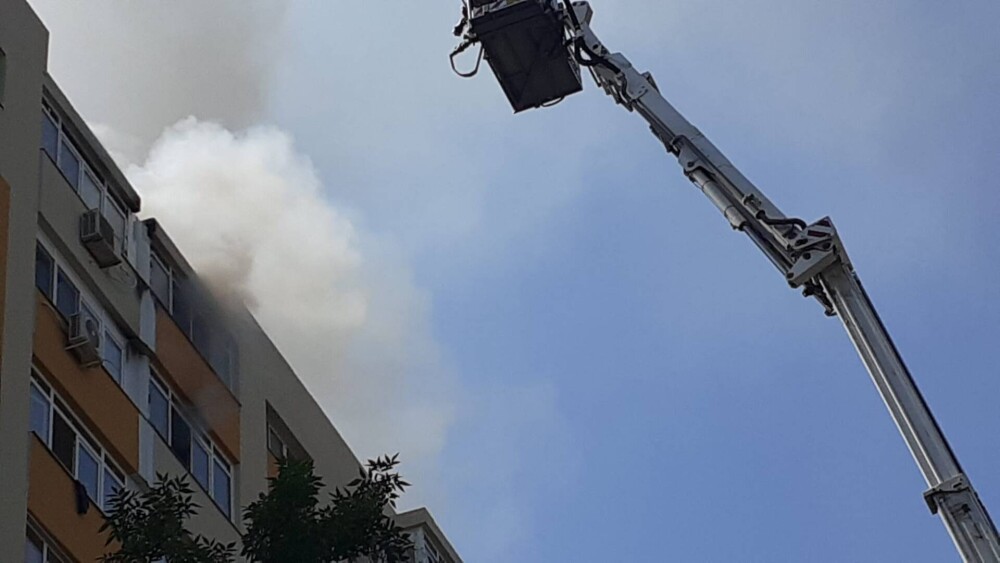 Alertă în Capitală, după ce fațada unui bloc a fost cuprinsă de flăcări - Imaginea 1