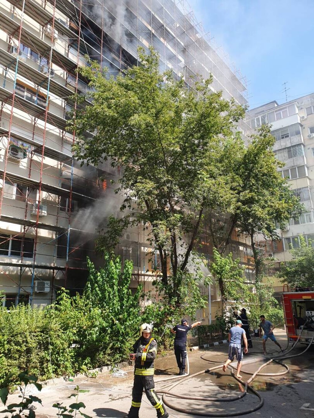 Alertă în Capitală, după ce fațada unui bloc a fost cuprinsă de flăcări - Imaginea 3