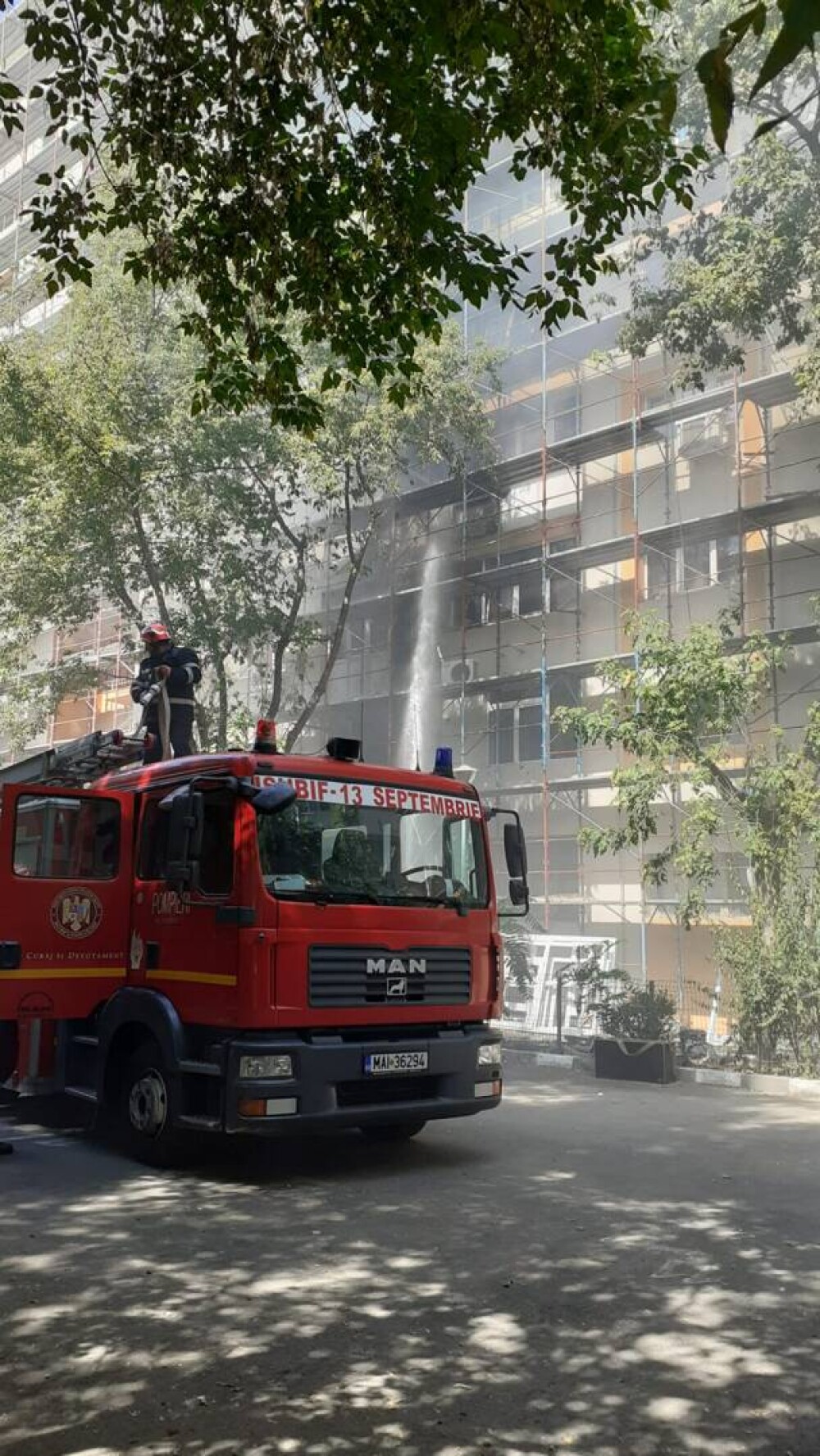 Alertă în Capitală, după ce fațada unui bloc a fost cuprinsă de flăcări - Imaginea 4