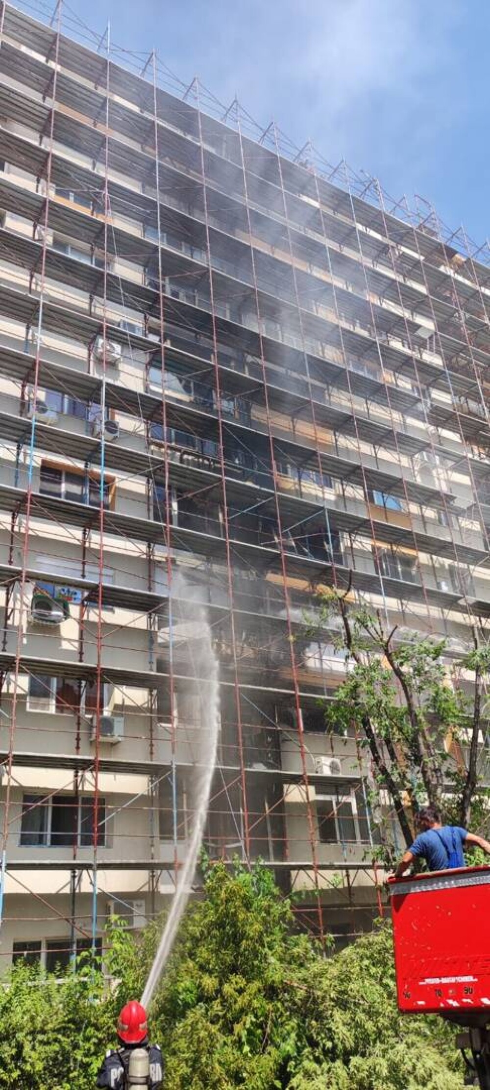 Alertă în Capitală, după ce fațada unui bloc a fost cuprinsă de flăcări - Imaginea 5