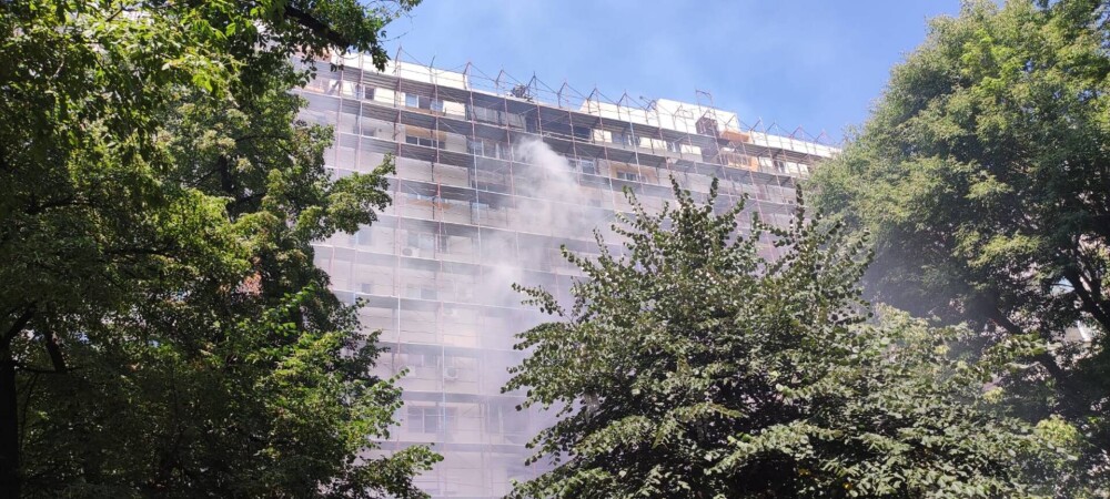 Alertă în Capitală, după ce fațada unui bloc a fost cuprinsă de flăcări - Imaginea 6