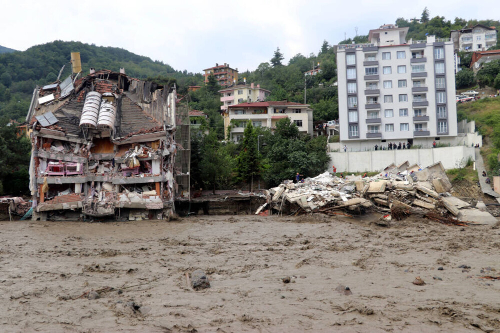 Inundații devastatoare în Turcia, provocate de un ciclon din Marea Neagră. Nouă persoane au murit - Imaginea 4
