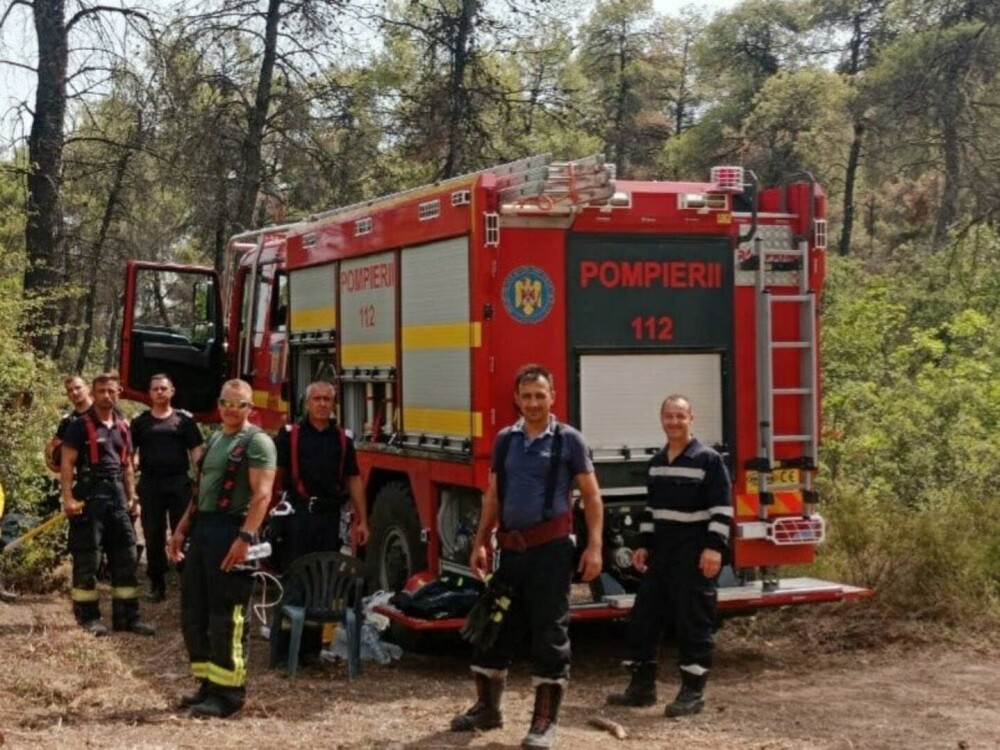 Moment emoționant. Un copil grec le-a dus porumb și plăcinte pompierilor români pentru că i-au protejat satul. GALERIE FOTO - Imaginea 6