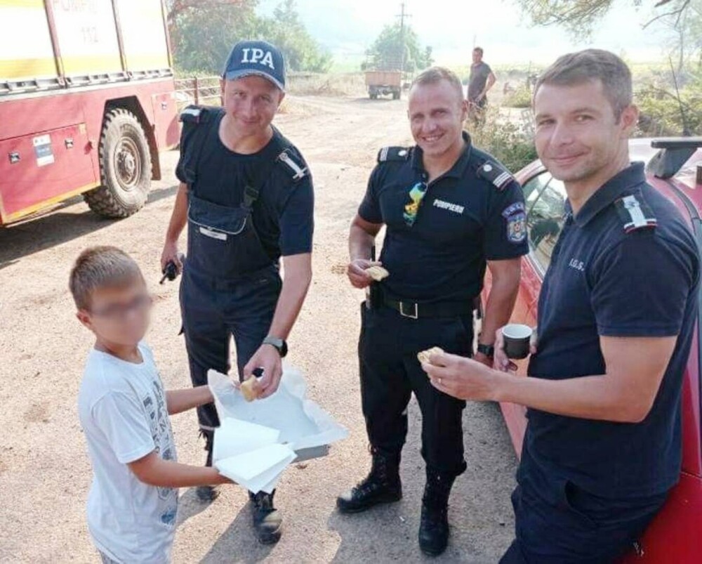 Moment emoționant. Un copil grec le-a dus porumb și plăcinte pompierilor români pentru că i-au protejat satul. GALERIE FOTO - Imaginea 2
