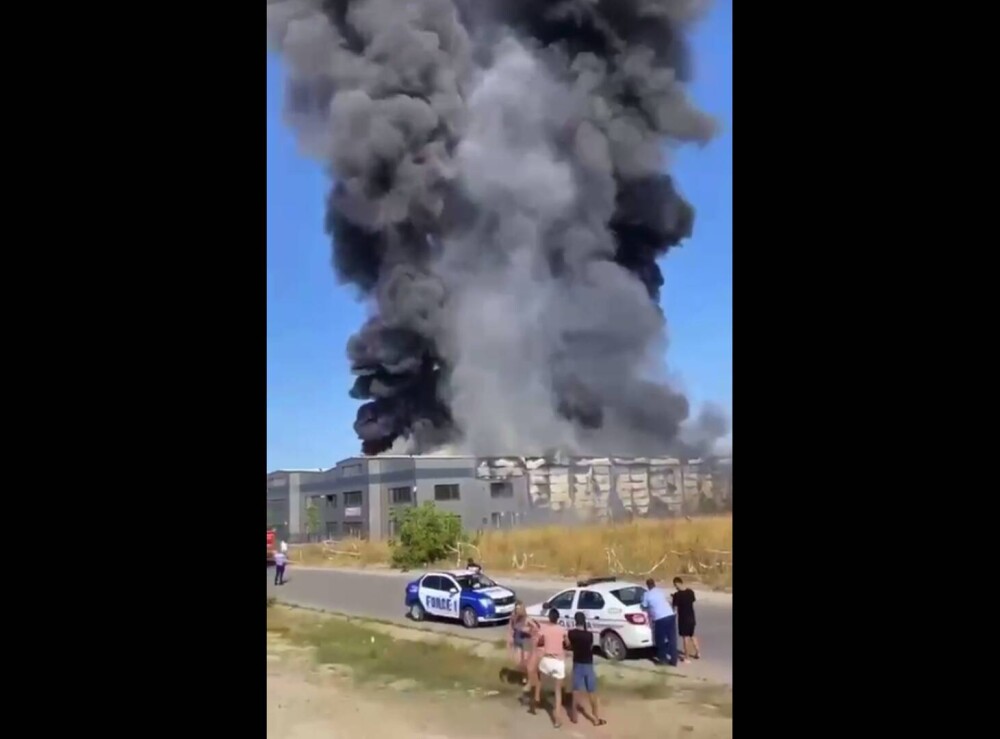 Incendiu de proporții în Mogoșoaia. Au intervenit 15 autospeciale. Fumul se vedea de la depărtare. GALERIE FOTO și VIDEO - Imaginea 1