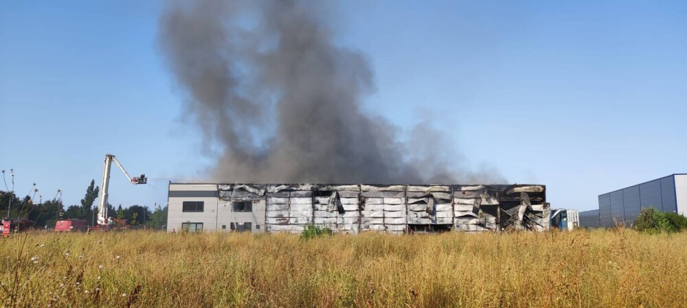 Incendiu de proporții în Mogoșoaia. Au intervenit 15 autospeciale. Fumul se vedea de la depărtare. GALERIE FOTO și VIDEO - Imaginea 3