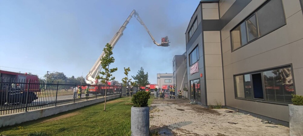 Incendiu de proporții în Mogoșoaia. Au intervenit 15 autospeciale. Fumul se vedea de la depărtare. GALERIE FOTO și VIDEO - Imaginea 5