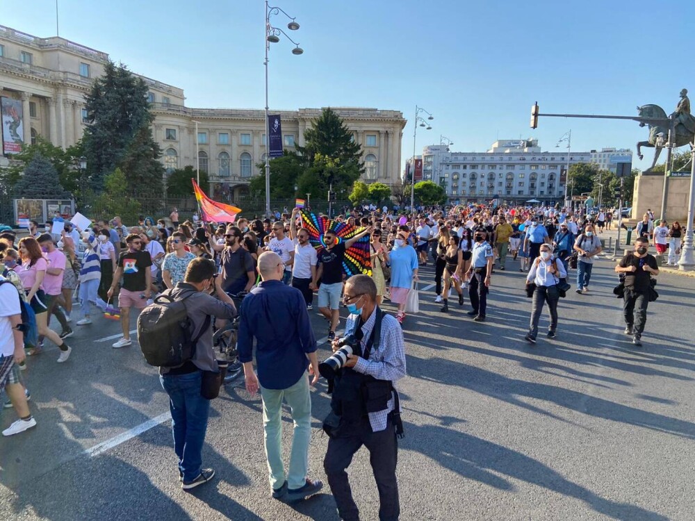 Marşul Bucharest Pride a avut loc în Capitală. “Sa nu mai fim atât de discriminați”. Contramanifestație a Noii Drepte - Imaginea 6