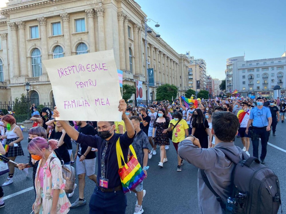 Marşul Bucharest Pride a avut loc în Capitală. “Sa nu mai fim atât de discriminați”. Contramanifestație a Noii Drepte - Imaginea 7