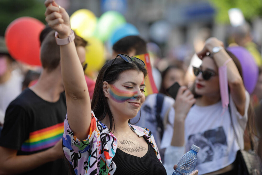 Marşul Bucharest Pride a avut loc în Capitală. “Sa nu mai fim atât de discriminați”. Contramanifestație a Noii Drepte - Imaginea 9
