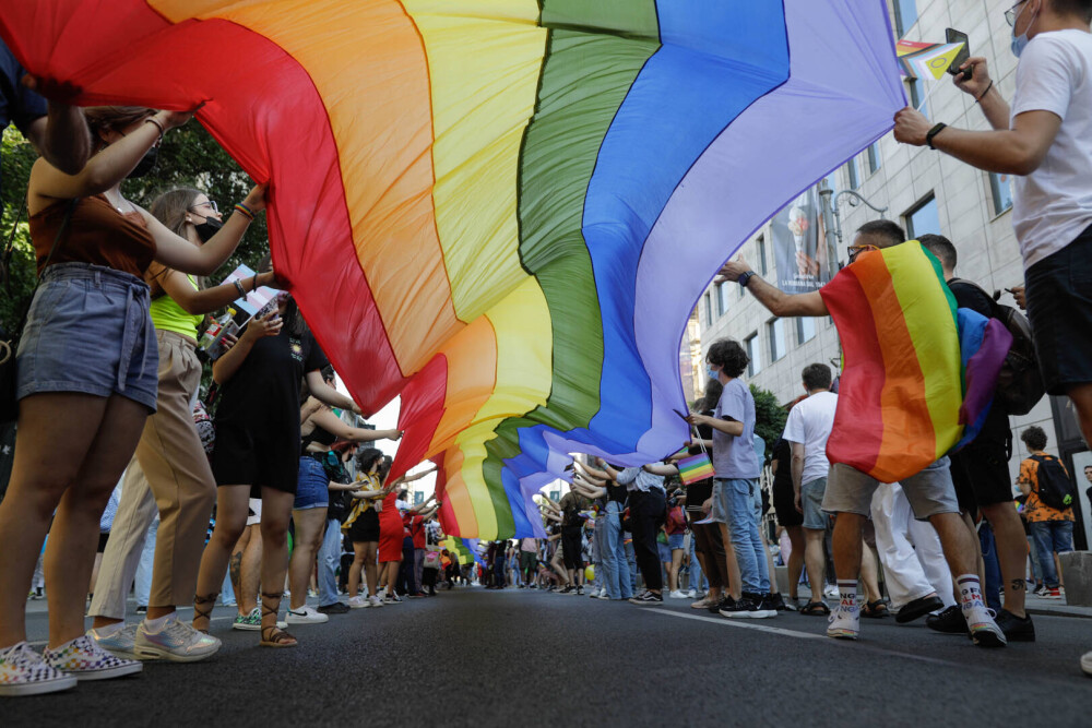 Marşul Bucharest Pride a avut loc în Capitală. “Sa nu mai fim atât de discriminați”. Contramanifestație a Noii Drepte - Imaginea 1