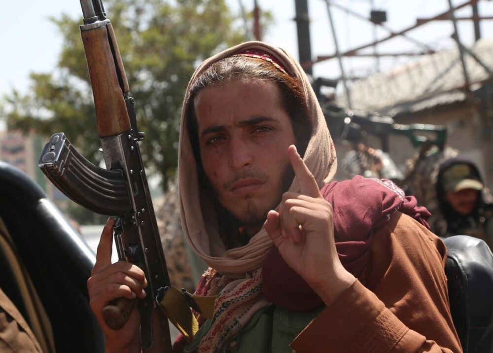 GALERIE FOTO. Primele imagini cu talibanii înarmați până în dinți pe străzile Kabulului - Imaginea 1