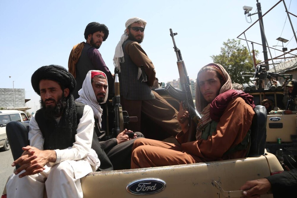 GALERIE FOTO. Primele imagini cu talibanii înarmați până în dinți pe străzile Kabulului - Imaginea 2