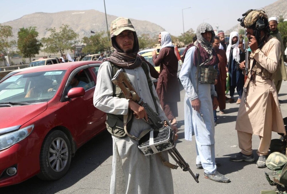 GALERIE FOTO. Primele imagini cu talibanii înarmați până în dinți pe străzile Kabulului - Imaginea 3