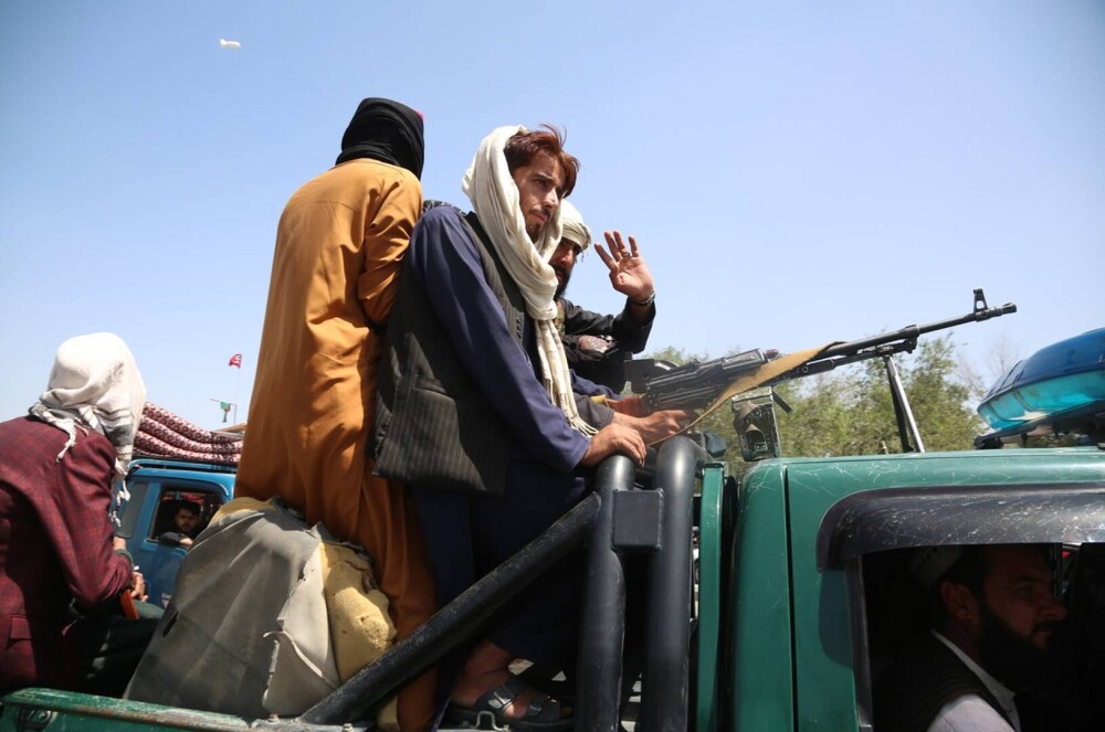 GALERIE FOTO. Primele imagini cu talibanii înarmați până în dinți pe străzile Kabulului - Imaginea 4